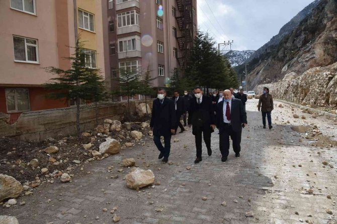 Karlar Eriyip, Buzlar Çözülünce Dev Kaya Parçaları Evleri Tehdit Etmeye Başladı