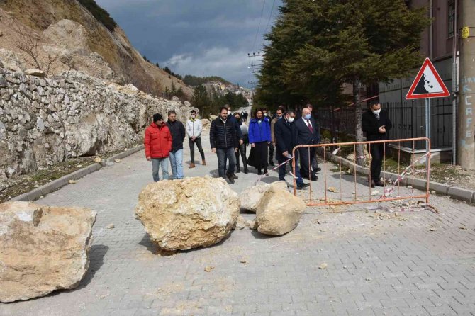 Karlar Eriyip, Buzlar Çözülünce Dev Kaya Parçaları Evleri Tehdit Etmeye Başladı