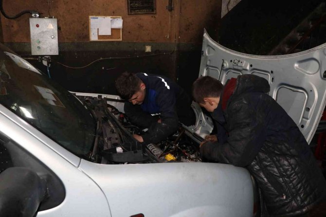 Geleceğin Ustaları Hem Okuyor Hem De Çalışarak Aile Bütçelerine Katkı Sağlıyor