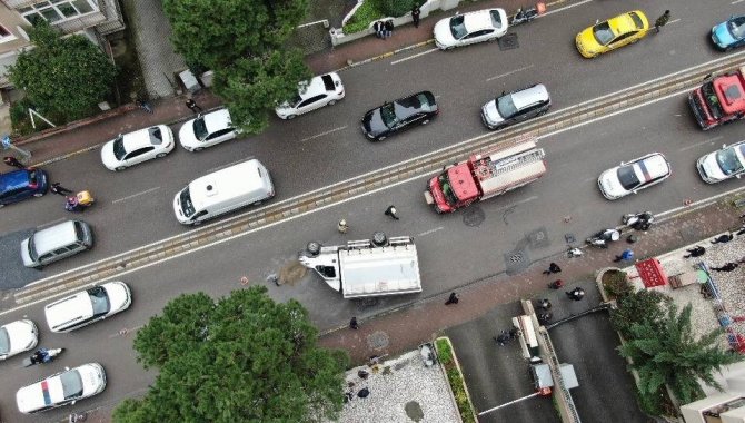 Kadıköy’de Kamyonet Orta Refüjü Aşıp Yan Yattı