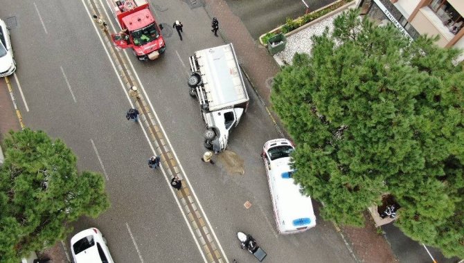 Kadıköy’de Kamyonet Orta Refüjü Aşıp Yan Yattı