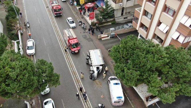 Kadıköy’de Kamyonet Orta Refüjü Aşıp Yan Yattı