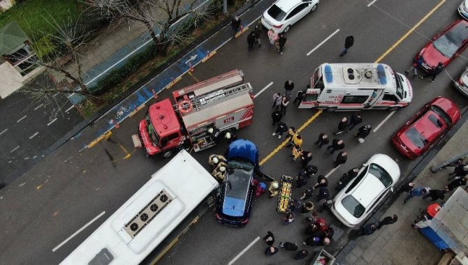 Kadıköy’de İ̇ett Otobüsü Otomobile Çarptı, Sürücü Kadın Araçta Sıkıştı