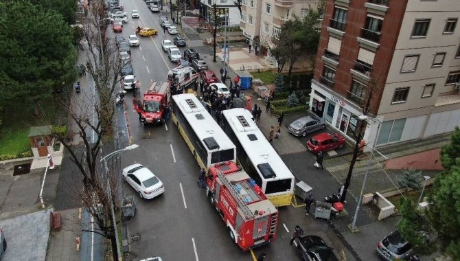 Kadıköy’de İ̇ett Otobüsü Otomobile Çarptı, Sürücü Kadın Araçta Sıkıştı