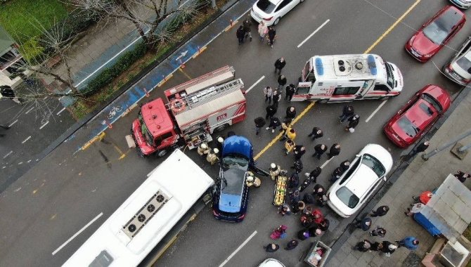 Kadıköy’de İ̇ett Otobüsü Otomobile Çarptı, Sürücü Kadın Araçta Sıkıştı