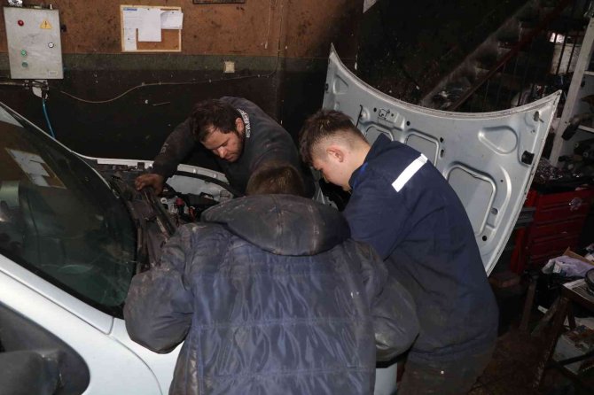 Geleceğin Ustaları Hem Okuyor Hem De Çalışarak Aile Bütçelerine Katkı Sağlıyor