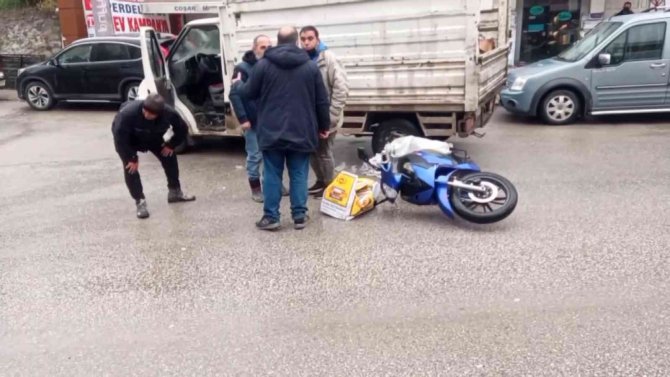 Motosiklet Sürücüsü Kamyonet Altında Kalmaktan Kıl Payı Kurtuldu