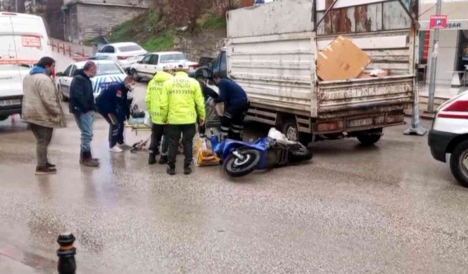 Motosiklet Sürücüsü Kamyonet Altında Kalmaktan Kıl Payı Kurtuldu