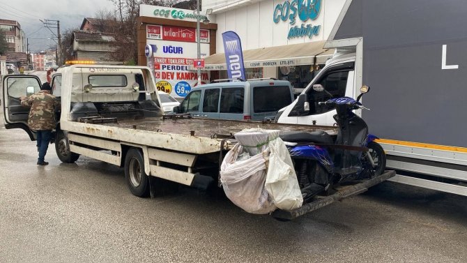 Motosiklet Sürücüsü Kamyonet Altında Kalmaktan Kıl Payı Kurtuldu