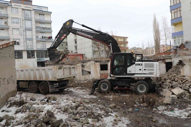 Kars’ta Metruk Binalar Yıkılıyor