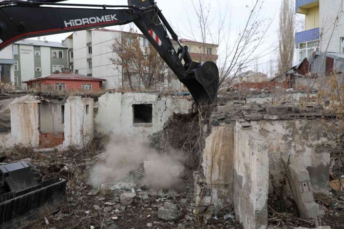 Kars’ta Metruk Binalar Yıkılıyor