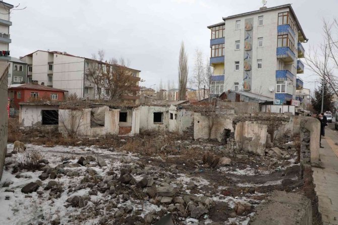 Kars’ta Metruk Binalar Yıkılıyor