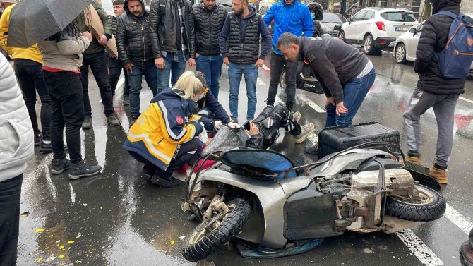Ticari Taksi İle Motosikletin Çarpıştığı Anlar Kamerada