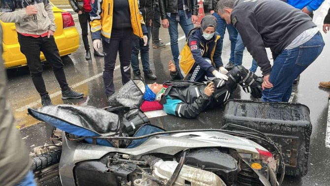 Ticari Taksi İle Motosikletin Çarpıştığı Anlar Kamerada