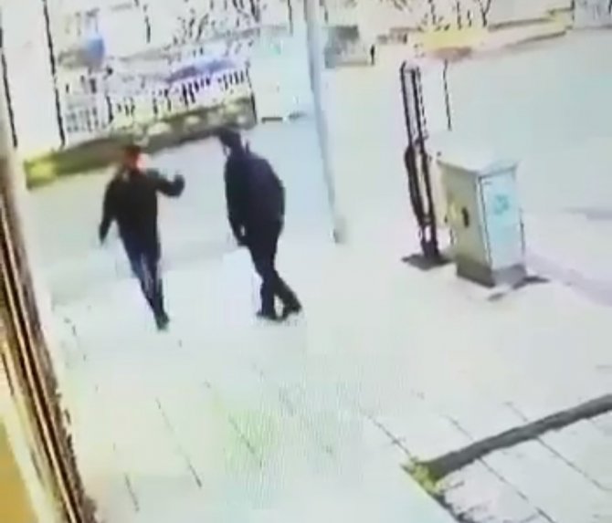 Beraber Yürüdüğü Arkadaşını Bıçakladı