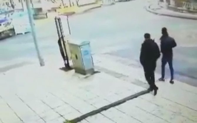 Beraber Yürüdüğü Arkadaşını Bıçakladı
