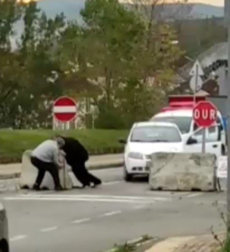 Yüzlerce Kilo Ağırlığındaki Beton Bariyeri Böyle İttiler