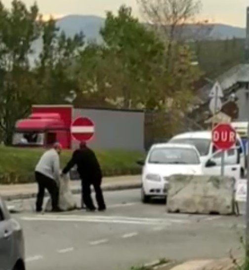 Yüzlerce Kilo Ağırlığındaki Beton Bariyeri Böyle İttiler