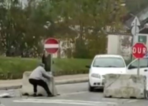 Yüzlerce Kilo Ağırlığındaki Beton Bariyeri Böyle İttiler