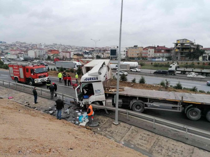 Kocaeli’de Tır Kamyonla Kafa Kafaya Çarpıştı: 2 Yaralı