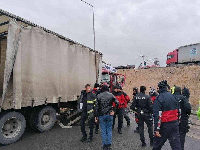 Kocaeli’de Tır Kamyonla Kafa Kafaya Çarpıştı: 2 Yaralı