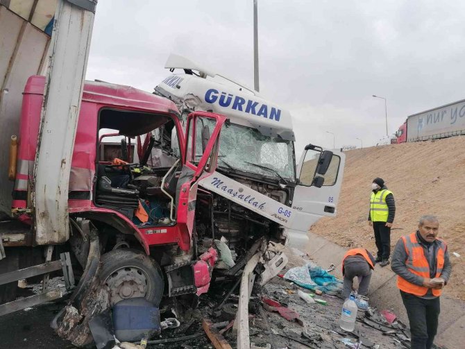 Kocaeli’de Tır Kamyonla Kafa Kafaya Çarpıştı: 2 Yaralı