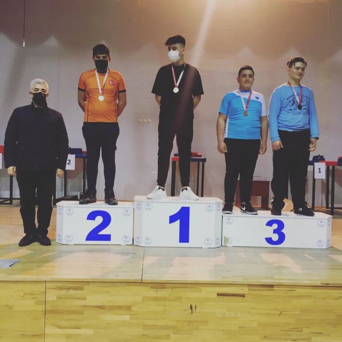 Köprüören Tek Termik Ortaokulu Öğrencilerinin Bilek Güreşi Başarısı