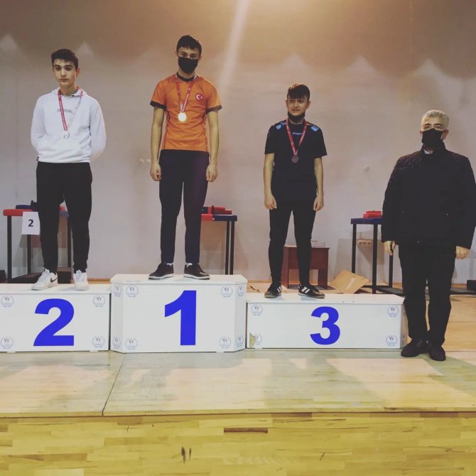 Köprüören Tek Termik Ortaokulu Öğrencilerinin Bilek Güreşi Başarısı