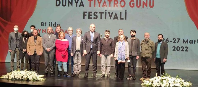 Kültür Ve Turizm Bakanı Ersoy, Akm’de Tiyatrocularla Bir Araya Geldi