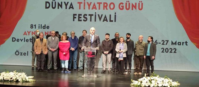 Kültür Ve Turizm Bakanı Ersoy, Akm’de Tiyatrocularla Bir Araya Geldi