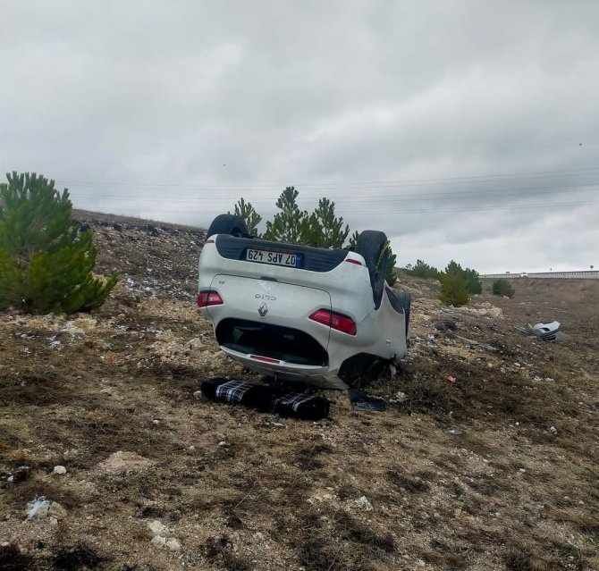 Kütahya’da Otomobil Şarampole Devrildi: 3 Yaralı