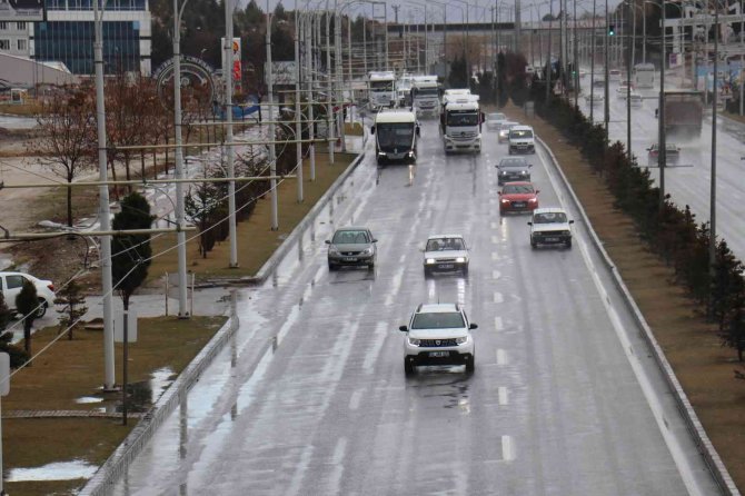 Malatya’da Sağanak Yağış Etkili Oluyor