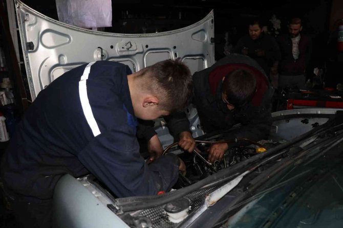 Geleceğin Ustaları Hem Okuyor Hem De Çalışarak Aile Bütçelerine Katkı Sağlıyor