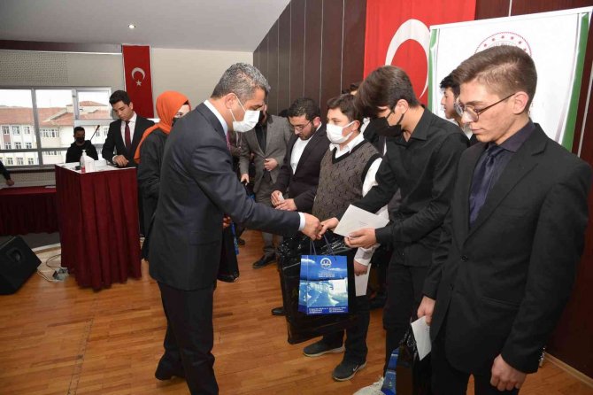 Dereceye Giren İ̇mam Hatip Öğrencileri Ödüllendirildi