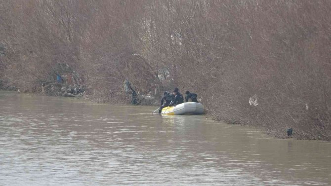 Karasu Nehri’ne Düşen Yağmur İçin Arama Çalışmalarına Ara Verildi