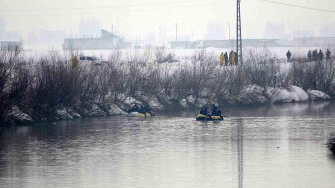 Muş’ta Nehre Düşen Yağmur’u Arama Çalışmaları 62. Saatinde Devam Ediyor