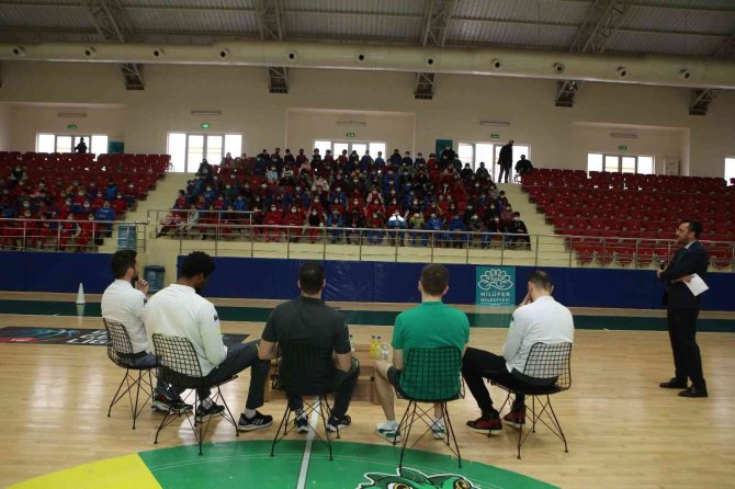 Bursasporlu Basketbolcular Çocuklarla Buluştu