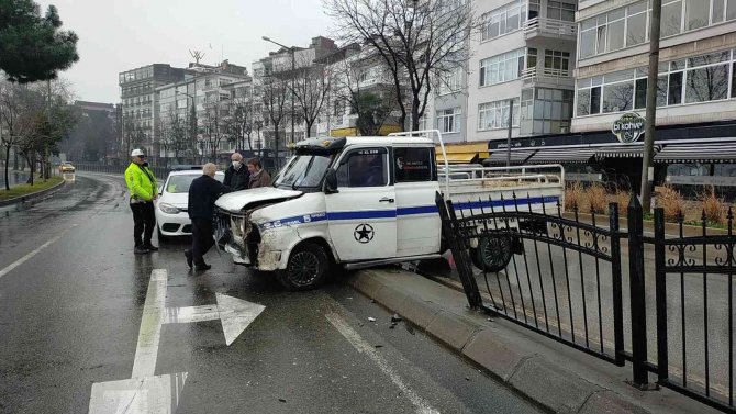 Kayganlaşan Yolda Kontrolden Çıkan Kamyonet Refüje Çarptı