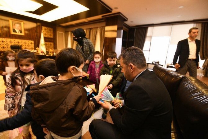 Nezaket Okulu Öğrencilerinden Başkan Çetin’e Sürpriz Ziyaret