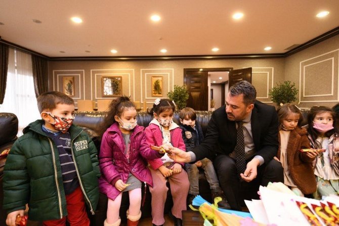 Nezaket Okulu Öğrencilerinden Başkan Çetin’e Sürpriz Ziyaret