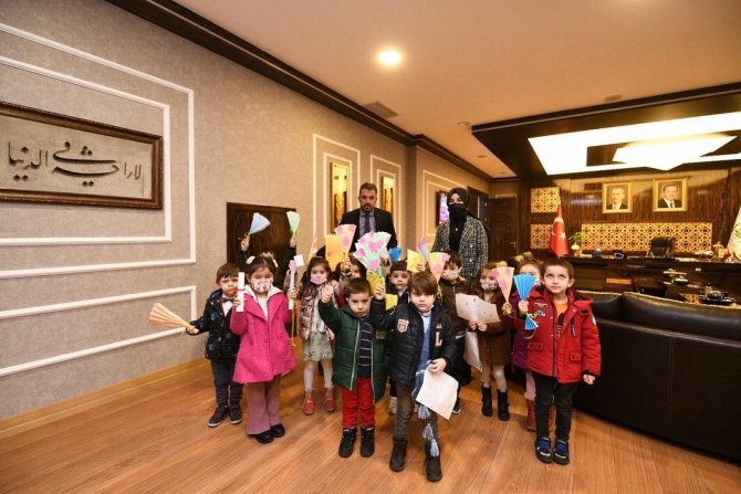 Nezaket Okulu Öğrencilerinden Başkan Çetin’e Sürpriz Ziyaret