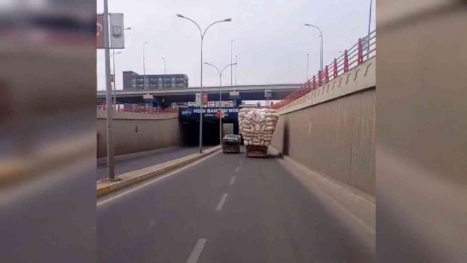 Saman Yüklü Kamyon Tehlike Saçtı