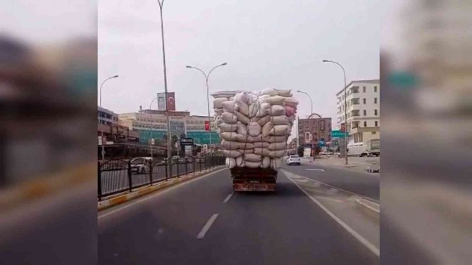 Saman Yüklü Kamyon Tehlike Saçtı