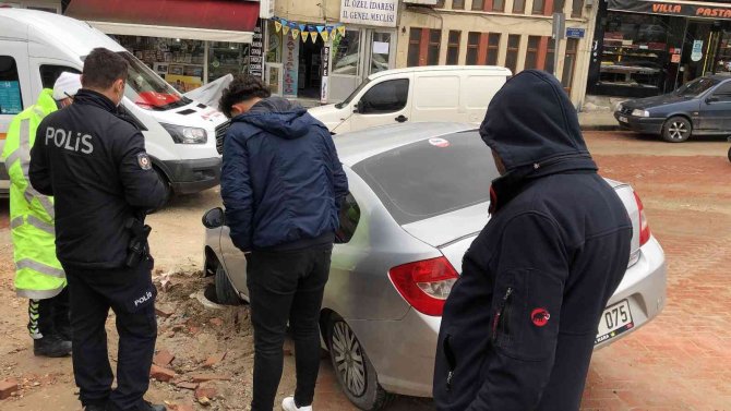 Otomobil Açık Bırakılan Rögara Düştü