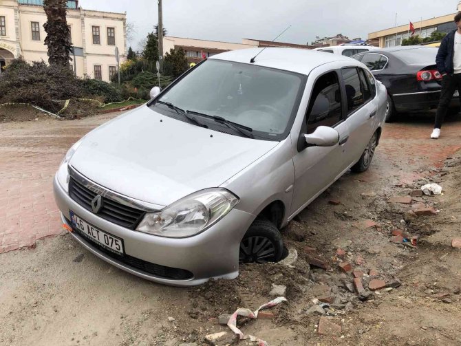 Otomobil Açık Bırakılan Rögara Düştü