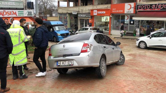 Otomobil Açık Bırakılan Rögara Düştü