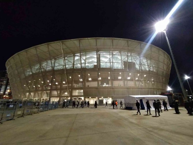 Başkan Sancak Stat Otoparkında Çadırda Maçı İzlemeye Başladı