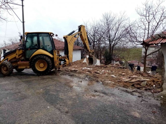 Çorlu’da Yıkılan Metruk Ev Mahalleliyi Rahatlattı