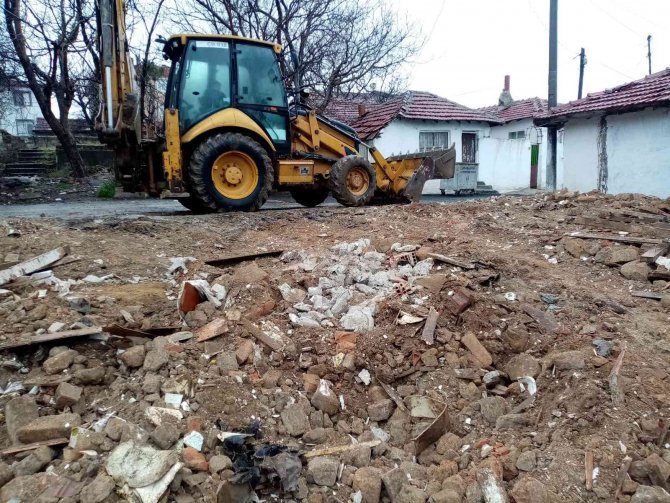 Çorlu’da Yıkılan Metruk Ev Mahalleliyi Rahatlattı