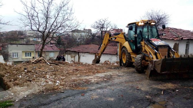 Çorlu’da Yıkılan Metruk Ev Mahalleliyi Rahatlattı